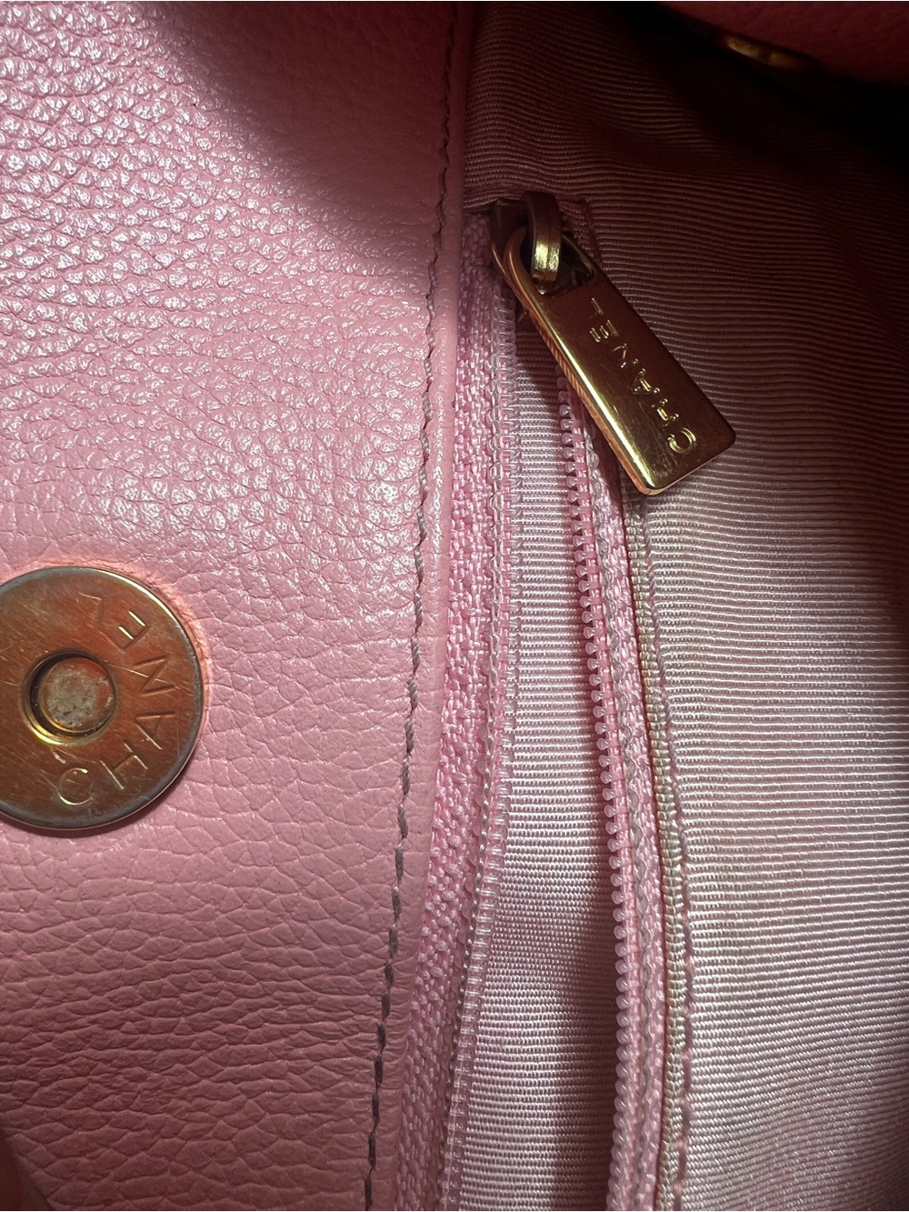 Vintage CHANEL Pink Leather Double-Handle Tote with 24k plated Gold CC Logo - Picture 4 of 16
